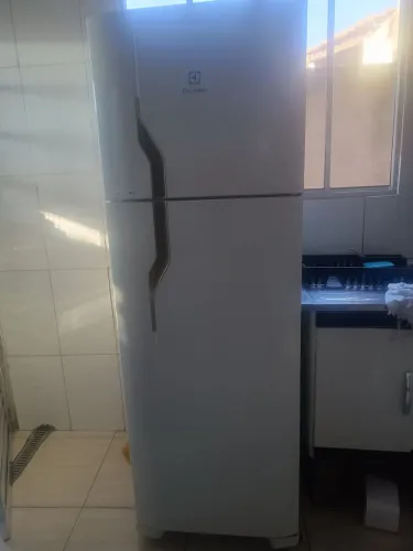 Geladeira Electrolux DC44 Branca (Apenas Carcaça / Para Retirada de Peças ou Conserto)