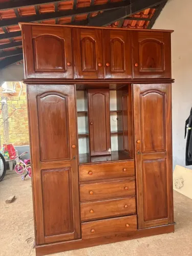 Guarda roupa de madeira