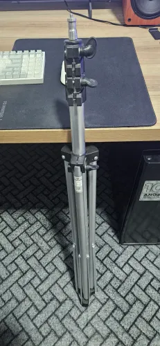 Pedestal suporte para projetores e eletrônicos.