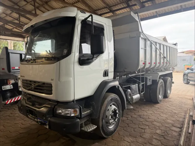 Caminhão Volvo VM 260 basculante.