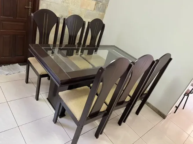 Mesa de jantar com 6 cadeiras + aparador