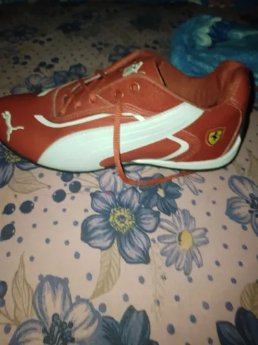 Chuteira de futsa nova sem marca de uso ,da puma original  perfeita pra jogar em quadra 