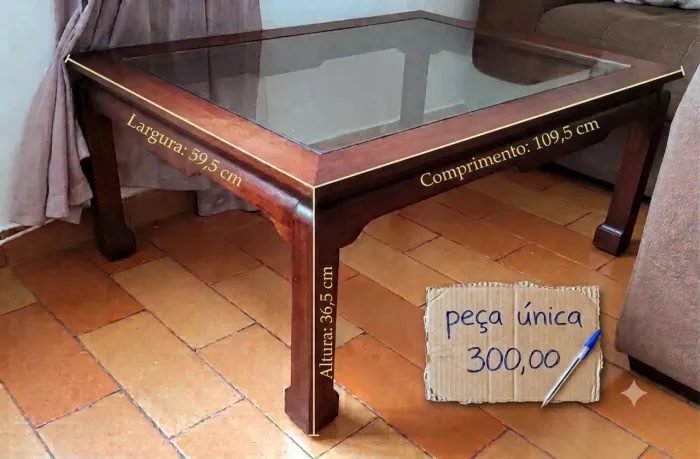 Mesa de Centro Clássica com Tampo de Vidro - Peça Única!