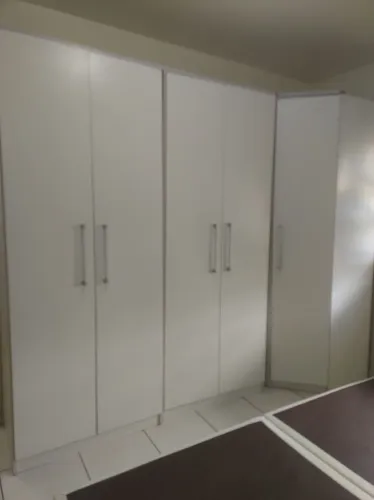 guarda roupas de canto. Excelente para organizar o espaço.