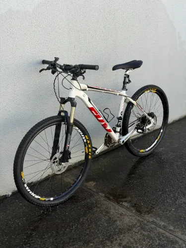Caloi Elite 3.0 Aro 29 | Shimano | Freio a Disco | Maxxis | Suspensão