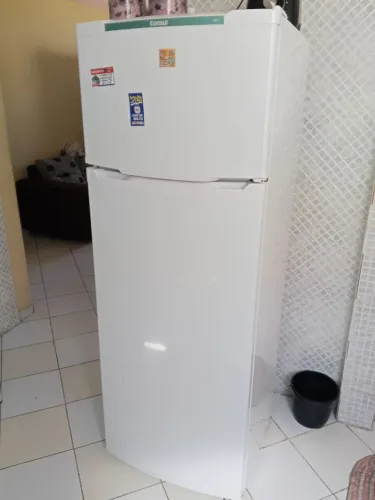 Vende-se Geladeira Consul Nova! Pouco tempo de uso. Pequeno detalhe na porta!