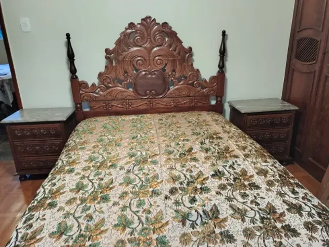 cama de casal em madeira maciça com dois criados