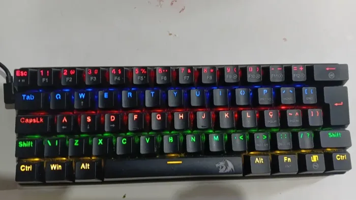 Teclado red dragon led 60% pouco usado 