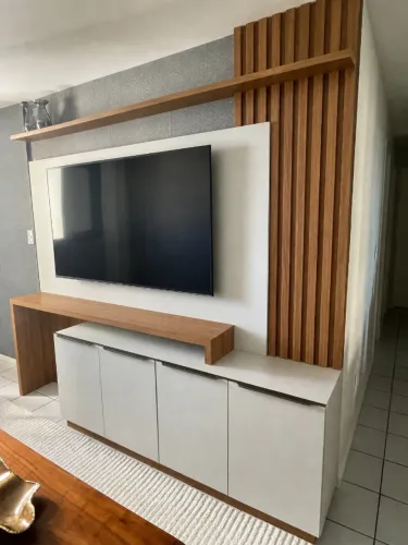 Rack com painel ripado e armário - alto padrão