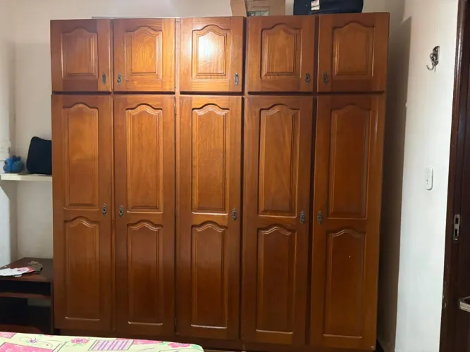 Guarda roupa em madeira maciça 5 portas