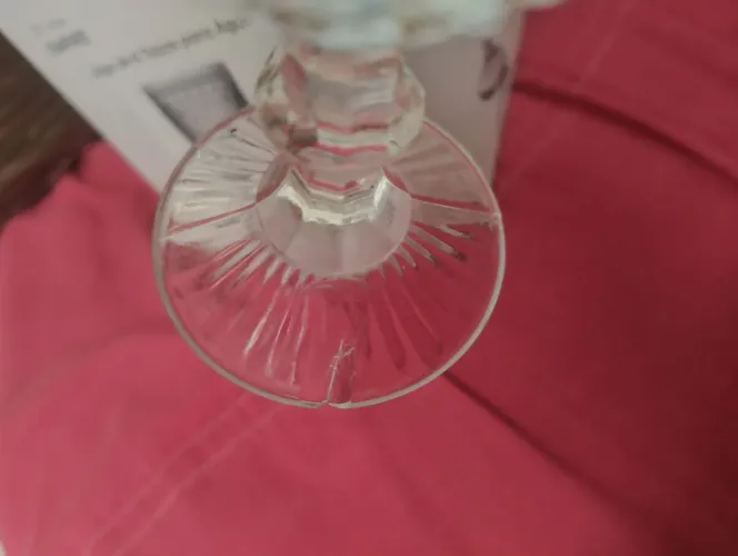 Jogo de taças tem uma que veio com defeito de fábrica por isso estou vendo por este vlr