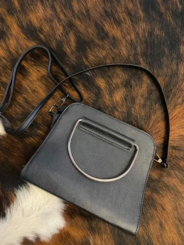 Bolsa de ombro básica na cor preta