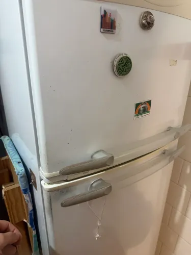 Geladeira 220 - gelando bem - ótima por dentro, marcas de uso