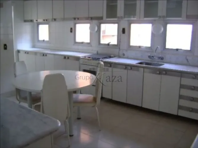 Apartamento Mobiliado - Jardim América - 3 Dormitórios - 201m².