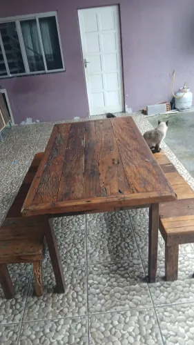Mesa rústica de madeira com bancos