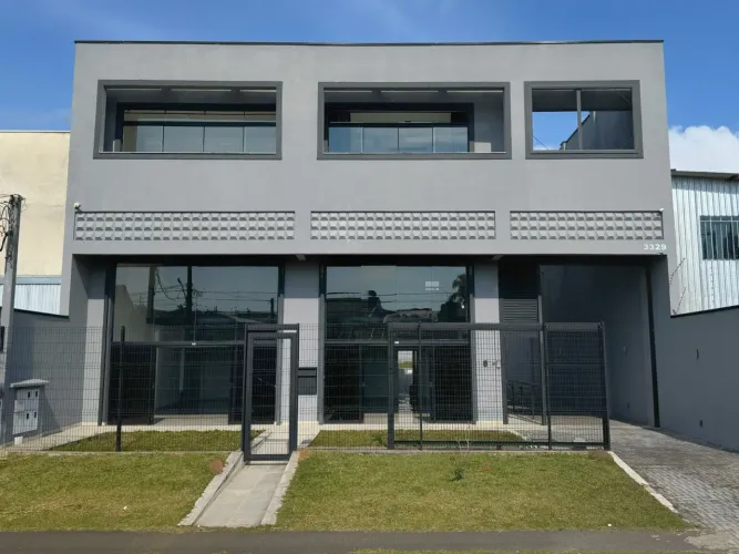 Prédio comercial com frente ampla - 2 lojas com mezanino, 2 salas e 8 vagas