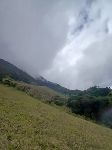 Vendo área boa para fazer sítio ou chácara água nascente luz e paisagem linda