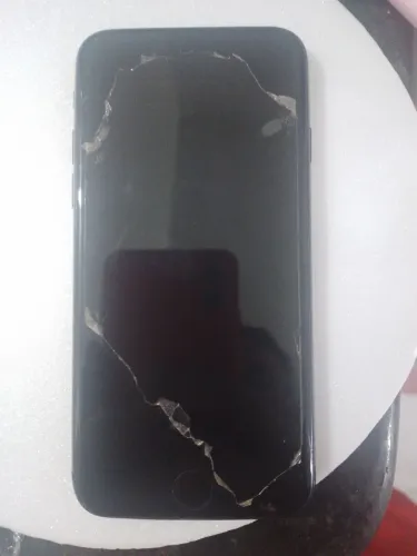 Vendo um aphone 8 tela boa  liga só não aparece  nada a tela fica preta 
