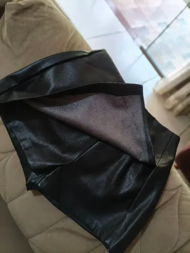 Short saia fenda PU importado tamanho p preto