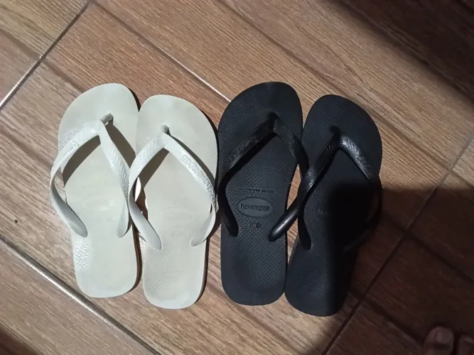 2 Chinelos Havaianas Preto 42 e Branco 41