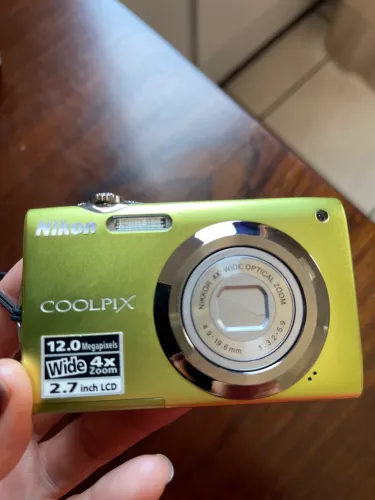 Máquina fotográfica Coolpix NIKON 4xzoom 12.0 megapixels