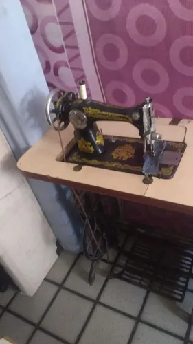 Maquina de costura Singer completa com o pe