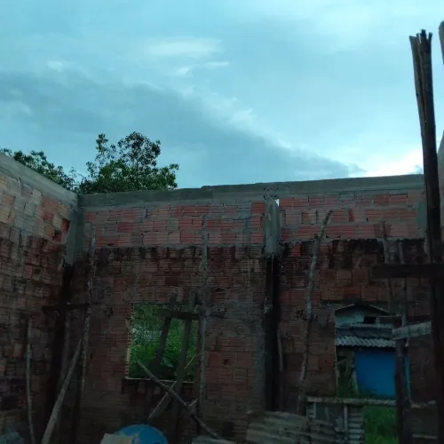 Vendo casa em construção de 6x5 com estrutura pra laje terreno grande mede 13x20