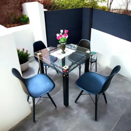 Ótima Mesa Quadrada de Ferro com Tampo de vidro de 4 mm, e acompanha 4 cadeiras.