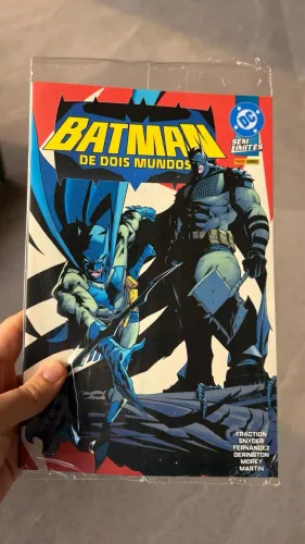Batman de Dois Mundos - Exclusivo Batman Day 2026 (LACRADO)