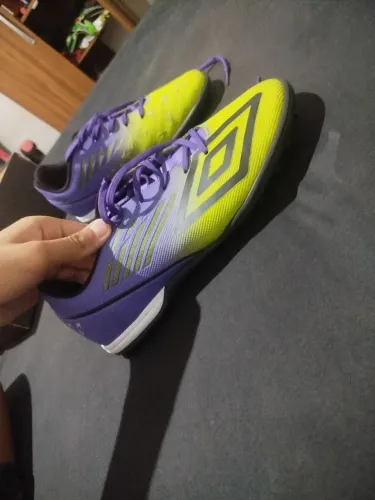 Chuteira umbro, usada apenas uma vez, deixei o valor 30 reais mais barato