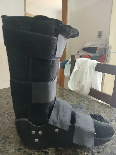 Bota ortopédica pé esquerdo