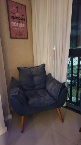Poltrona Decorativa com pés madeira  palito