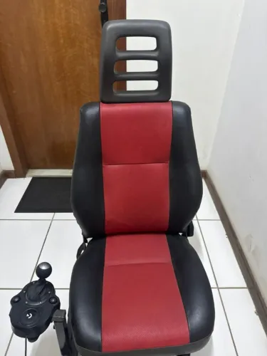 Cockpit Simulador com Banco de Carro + Volante Logitech + Câmbio Manual (Shifter)