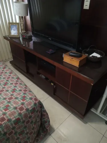 Vendo Rack em madeira maciça med. 2,0m x 0,60