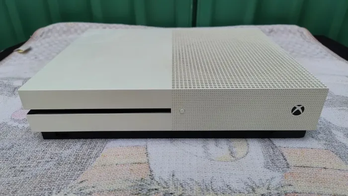 Console Microsoft Xbox One S 1TB - Usado Sem Controle + Cabos. Leia a descrição.