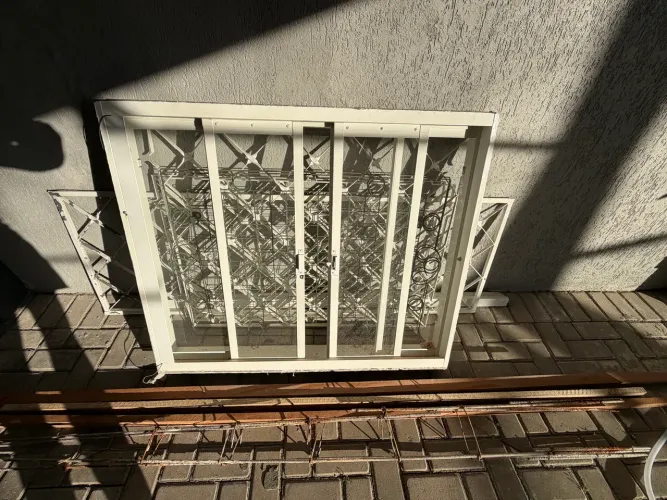 Janela de aço com vidros e abertura central 1,20 X 1,00 alt