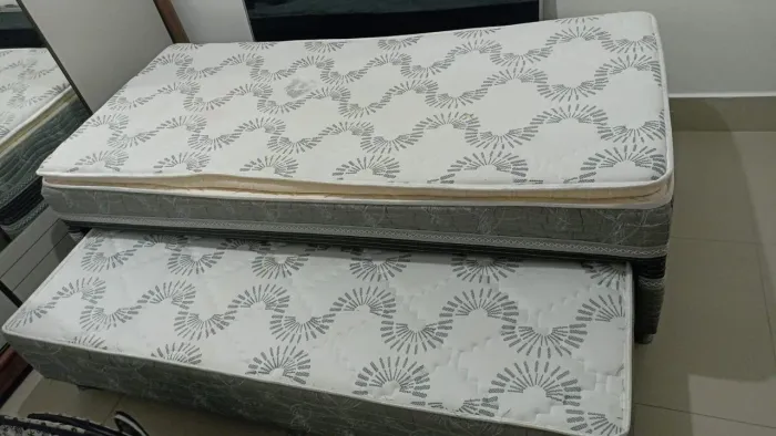 VENDO CAMA DE SOLTEIRO COM AUXILIAR NOVA USADA POUCAS VEZES