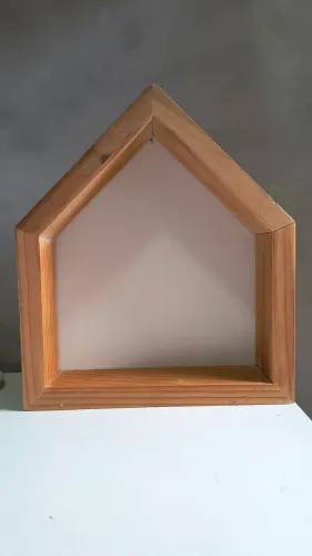 Moldura casinha em madeira 35 x 30 cm