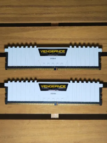 2 Memórias Ram Corsair Vengeance 16gb Ddr4 2666mhz Branco