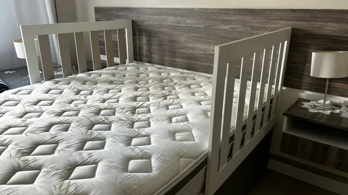     Protetor de Cama Infantil em MDF Branco - Excelente Estado