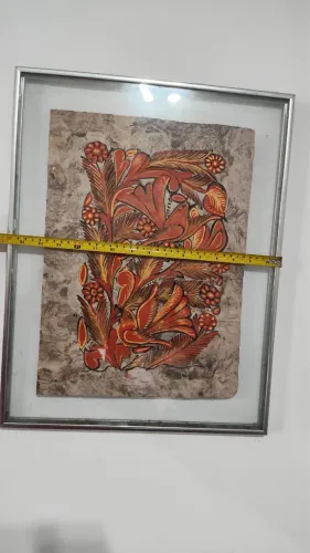 Quadro antigo de papiro decorado com pássaros cor vermelho já com moldura de vidro