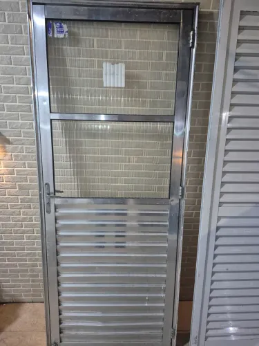 Porta de Aluminio com Vidro 90x2m