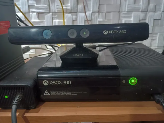 Vendo Xbox 360 com Kinect - BLOQUEADO