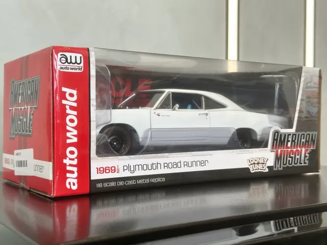 Miniatura Plymouth Road Runner Auto World 1:18