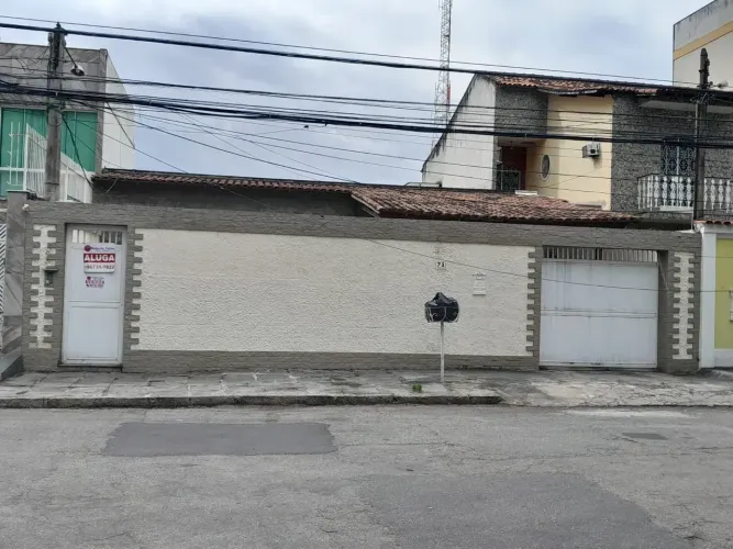 VENDO OU ALUGO BELÍSSIMA CASA SITUADA À RUA OURO BRANCO - CONDOMÍNIO NOVA VALQUEIRE