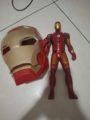 kit com boneco 30 cm articulado e máscara do homem de ferro