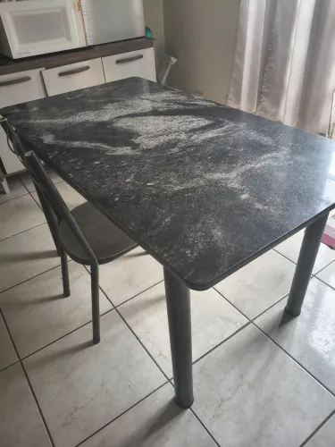 Mesa de granito com 5 cadeiras