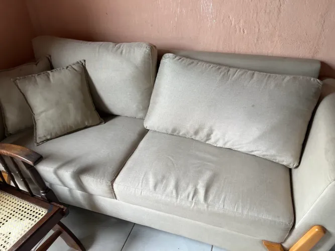 Sofá retrô 2 lugares com estrutura em madeira - confortável e resistente