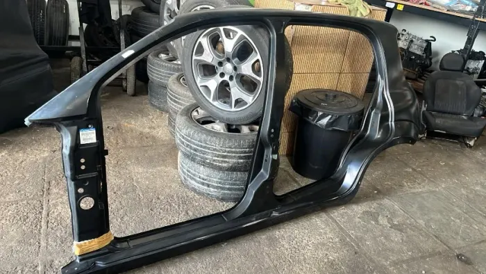 LATERAL EXTERNA ESQUERDA FIAT MOBI