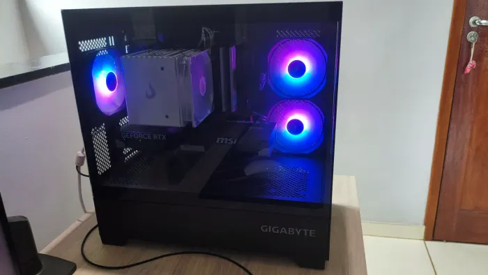 Gabinete Gigabyte c201 panoramic